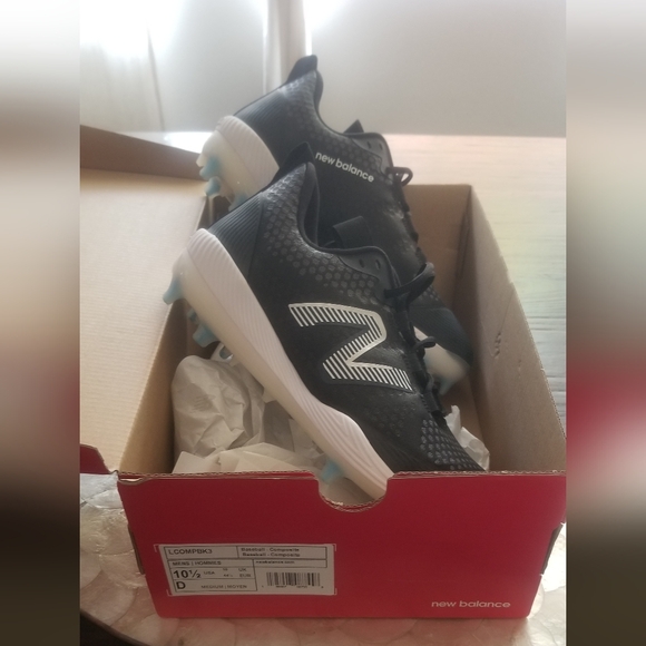 New Balance Mens size 10.5 field cleats. New in box. - Picture 2 of 5